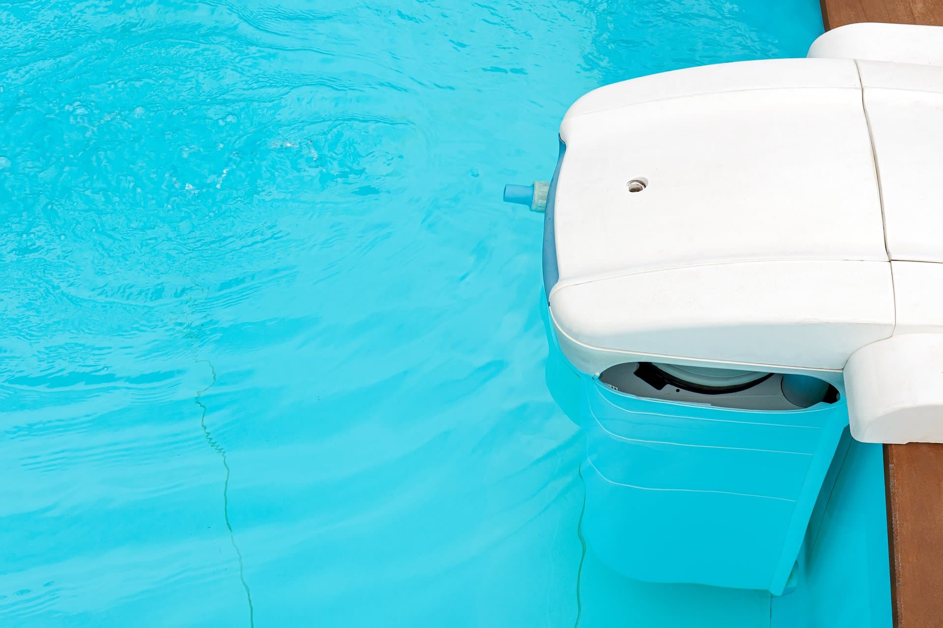 How to Choose a Robotic Pool Cleaner: A Buyer's Checklist
