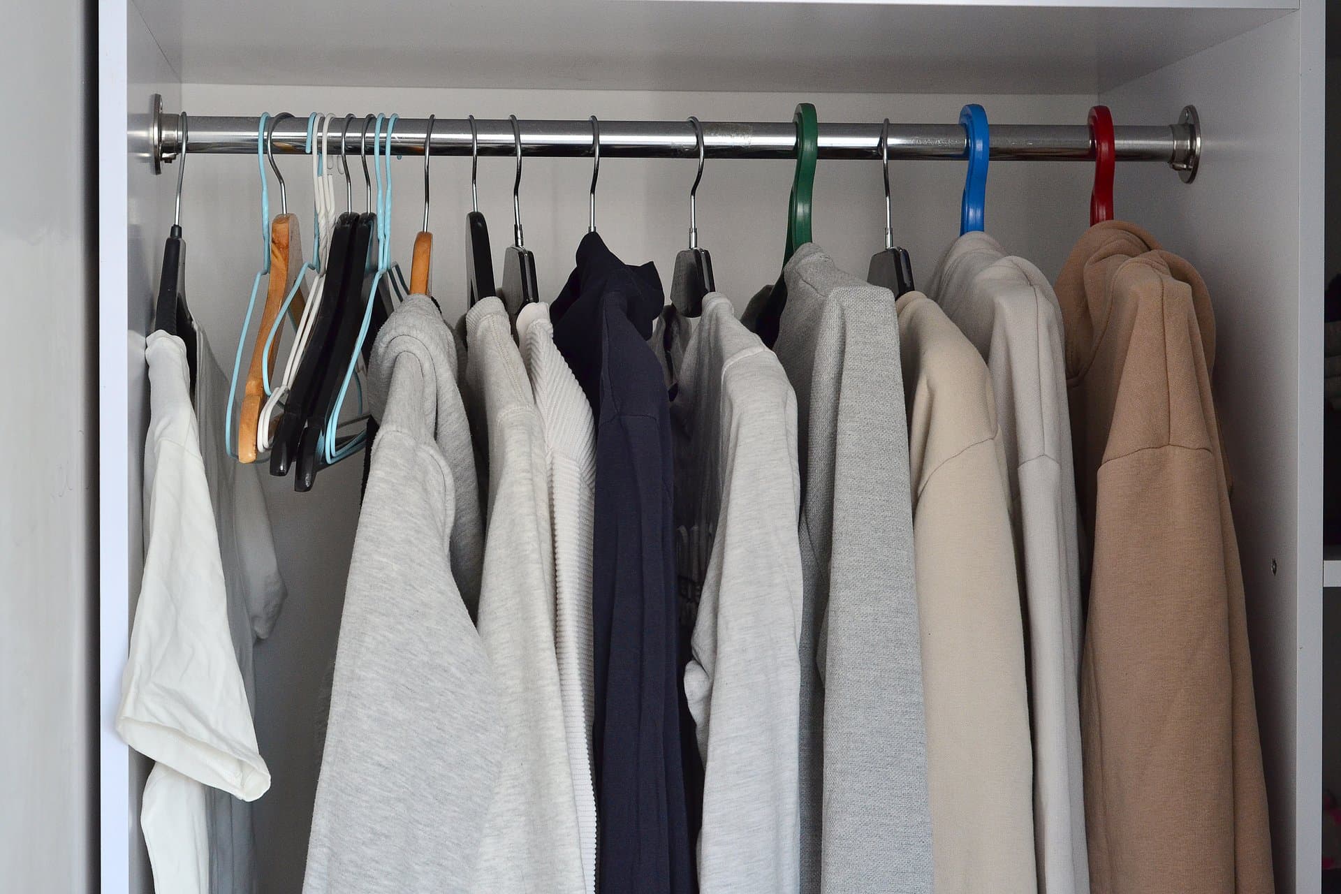 How to Choose Clothes Hangers: A Buyer's Guide